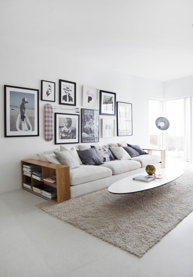 FINT BORD: Sofaen er fra en nå nedlagt butikk, putene stort sett fra Bolina. Camilla elsker bordet «Eames Surfboard table» fra Vitra. På veggen favorittbilder av sønnen Eleon (5). Bildet med P er malt av Magne Furuholmen og gitt i gave til Peder, skateboardet på veggen er fra Celine. Foto: Yvonne Wilhelmsen FINT BORD: Sofaen er fra en nå nedlagt butikk, putene stort sett fra Bolina. Camilla elsker bordet «Eames Surfboard table» fra Vitra. På veggen favorittbilder av sønnen Eleon (5). Bildet med P er malt av Magne Furuholmen og gitt i gave til Peder, skateboardet på veggen er fra Celine. Foto: Yvonne Wilhelmsen